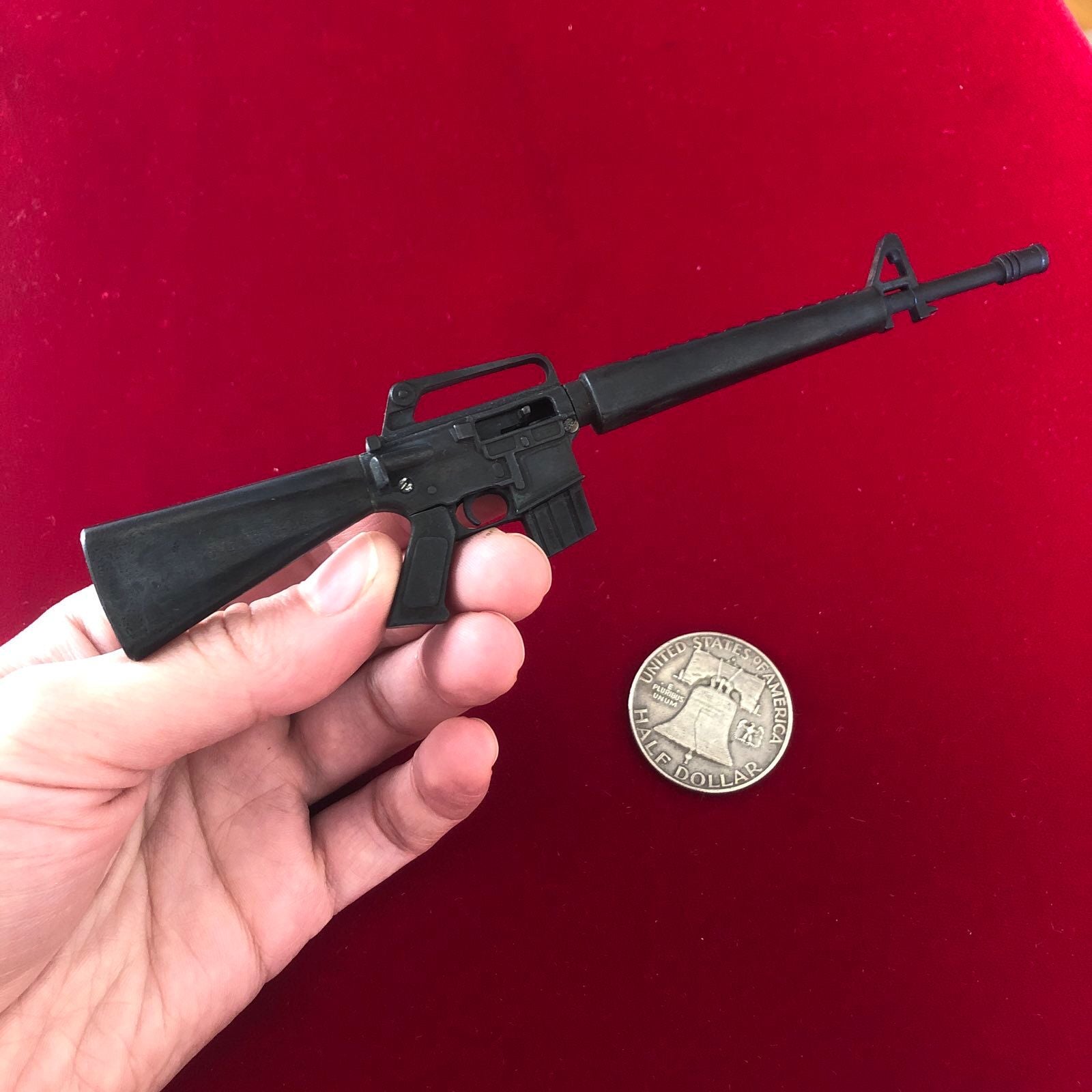 Miniature M16